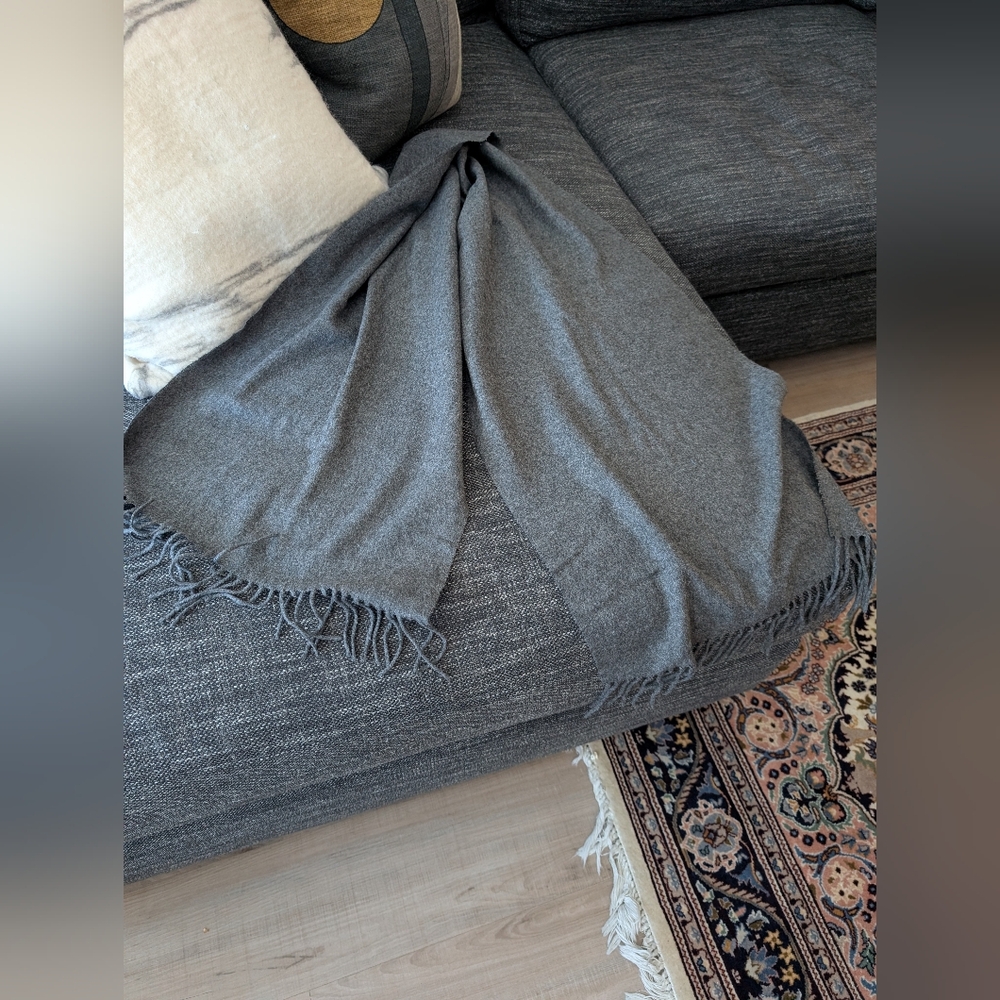 Elegant Gray Men's Cashmere Scarf